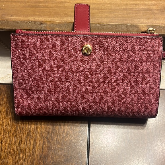 Like new Michael Kors wristlet/wallet - Picture 7 of 10